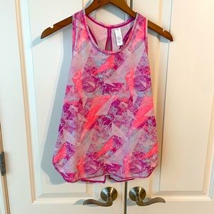 Loose fitting workout top. Flowing fit.